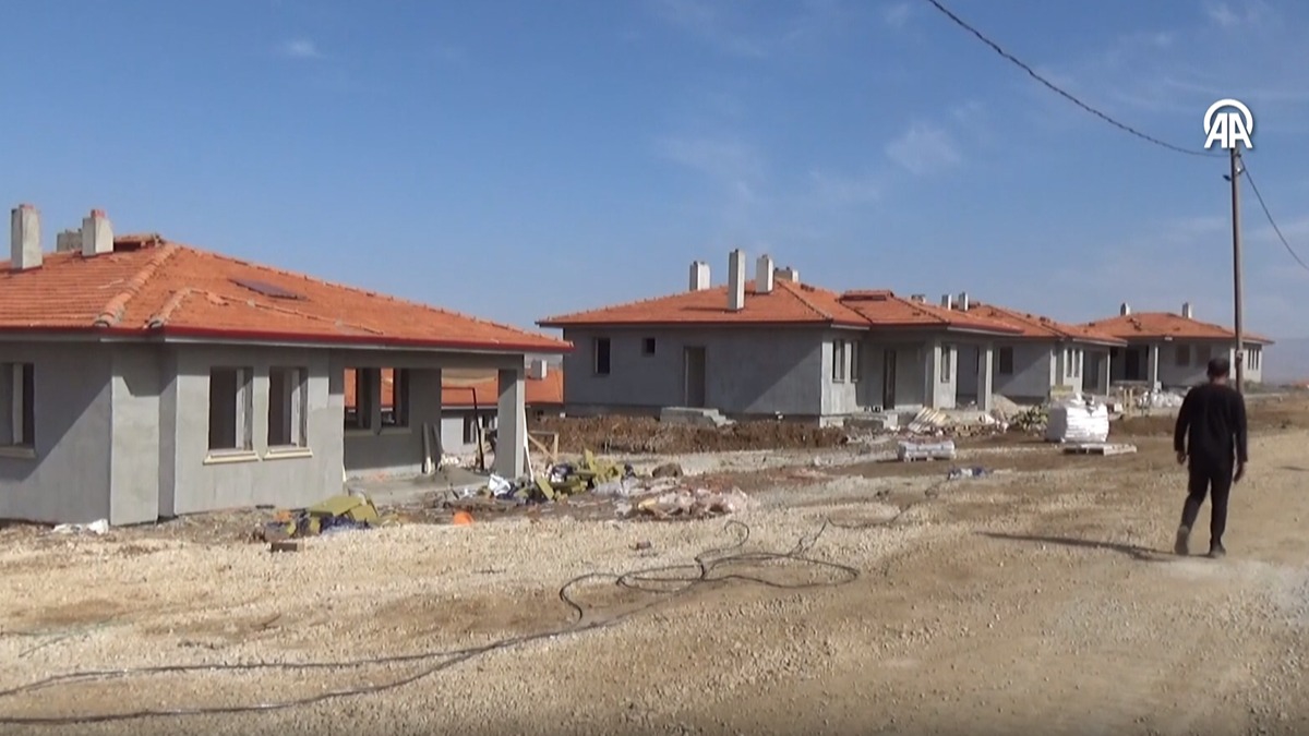 Deprem konutlar ykseliyor! Afin'deki ky evlerinin k gelmeden bitirilmesi hedefleniyor