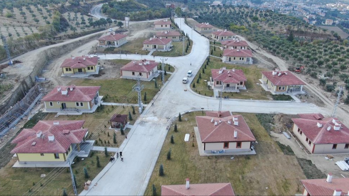 Mutluluklarını gizleyemediler... Yeni evine kavuşan depremzede anlattı: Rüyamda bile görsem inanmazdım 