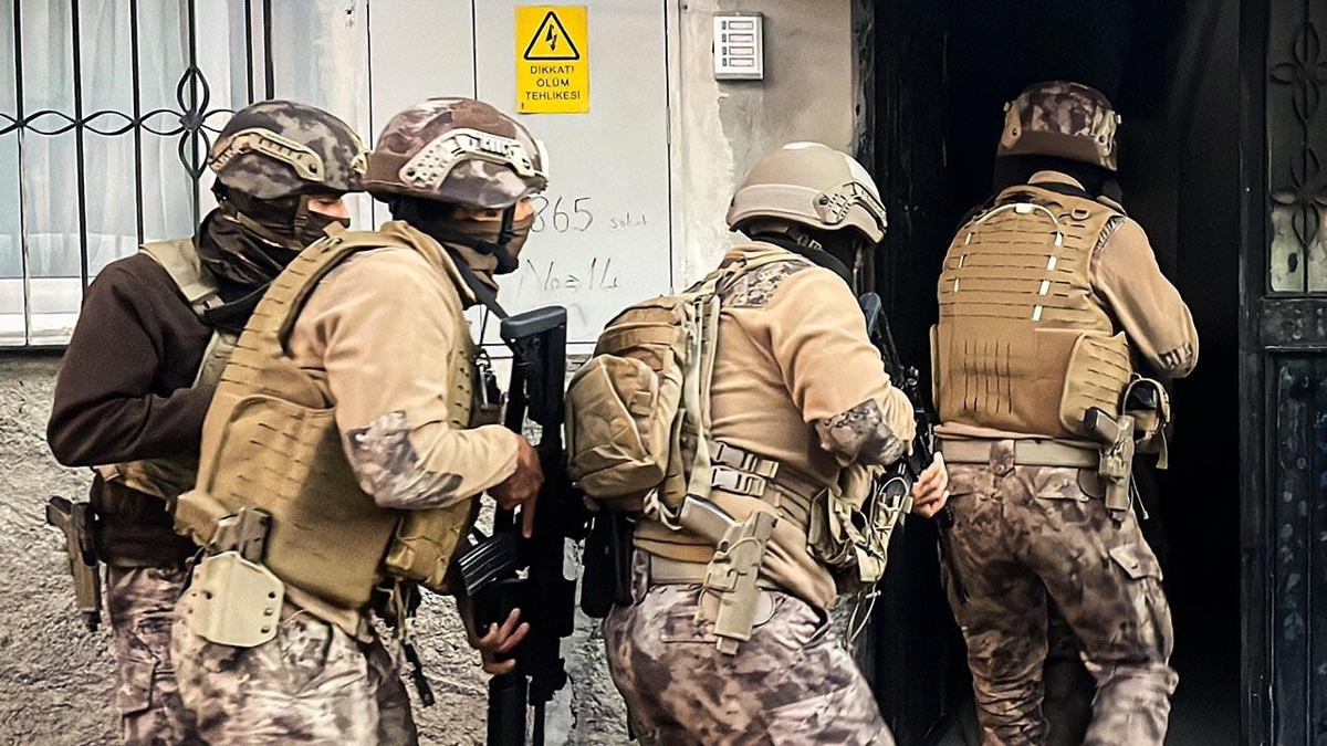 Bakan Yerlikaya duyurdu! YSP'li milletvekilinin aracndan PKK'l terristler kt
