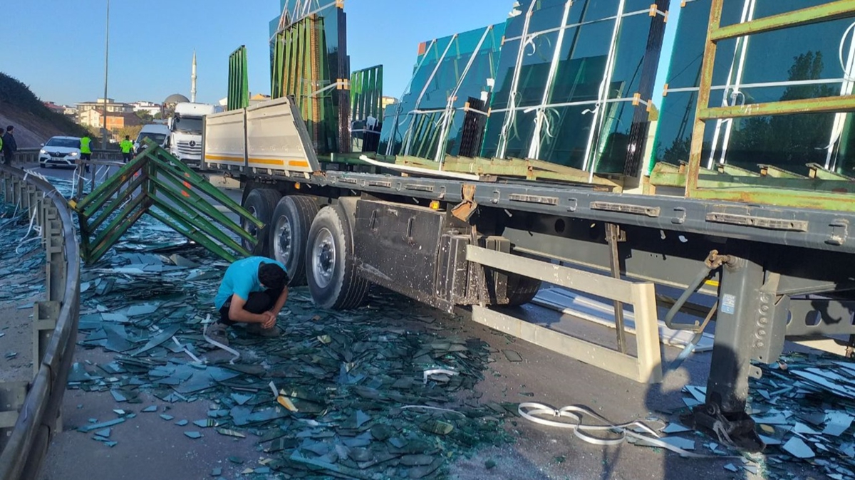 Tır dorsesindeki camlar yola devrildi! Trafik aksadı
