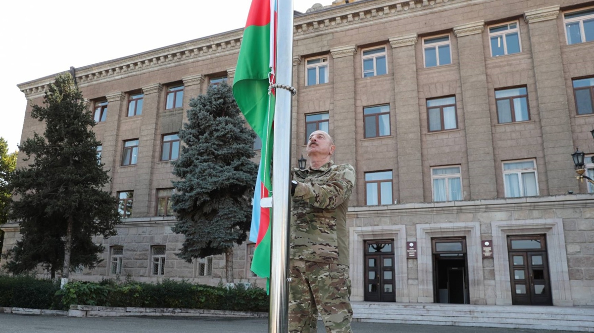 İşgalci rejim ''başkent'' diyordu! Aliyev o bölgede de bayrağı göndere çekti 