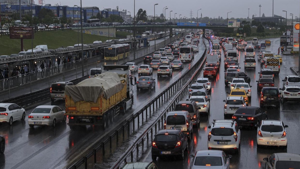 stanbul'da trafik younluu yaanyor 