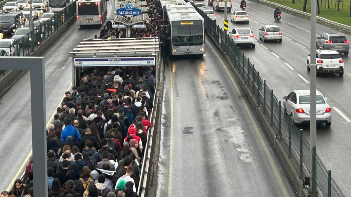 stanbul'da yal havann etkisiyle trafik younluu yaanyor