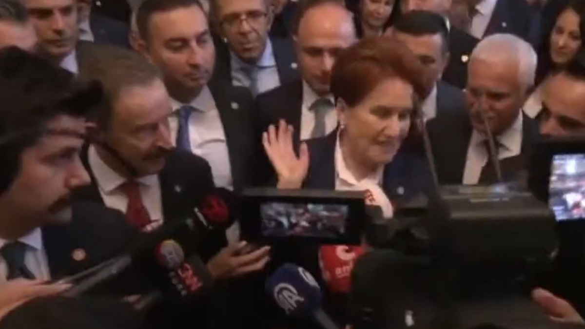Sinan Aygn sorusuna kzan Meral Akener gazeteciyi azarlad