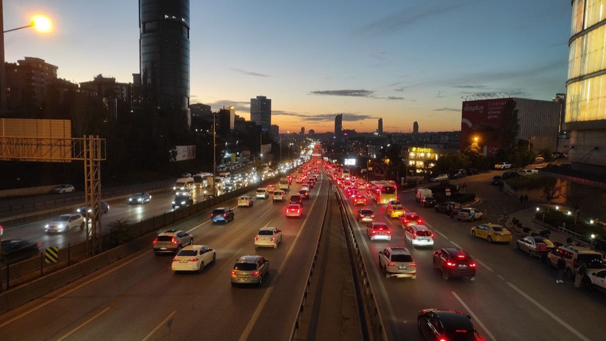 stanbul'da trafik younluu yaanyor 