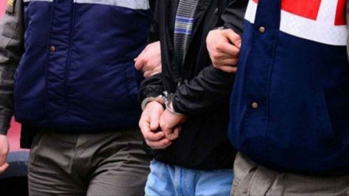 Karabk Cumayan kynde iki ayr eve e zamanl uyuturucu operasyonu:2 gzalt