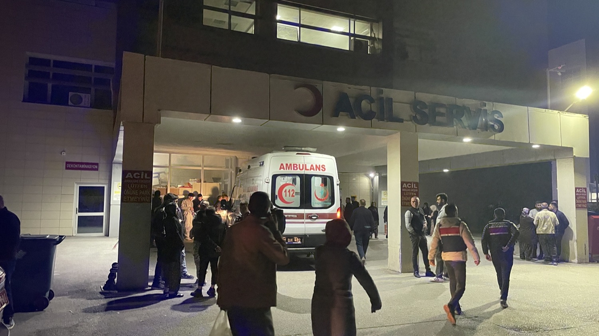 Niğde'de tarım işçilerini taşıyan minibüs devrildi: 15 kişi yaralandı