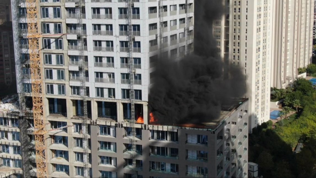 40 katlı inşaat halindeki rezidansta yangın çıktı