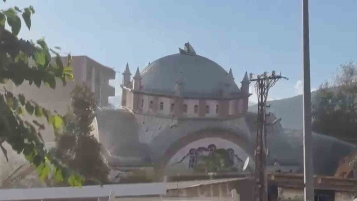 Ağır hasarlı cami böyle çöktü