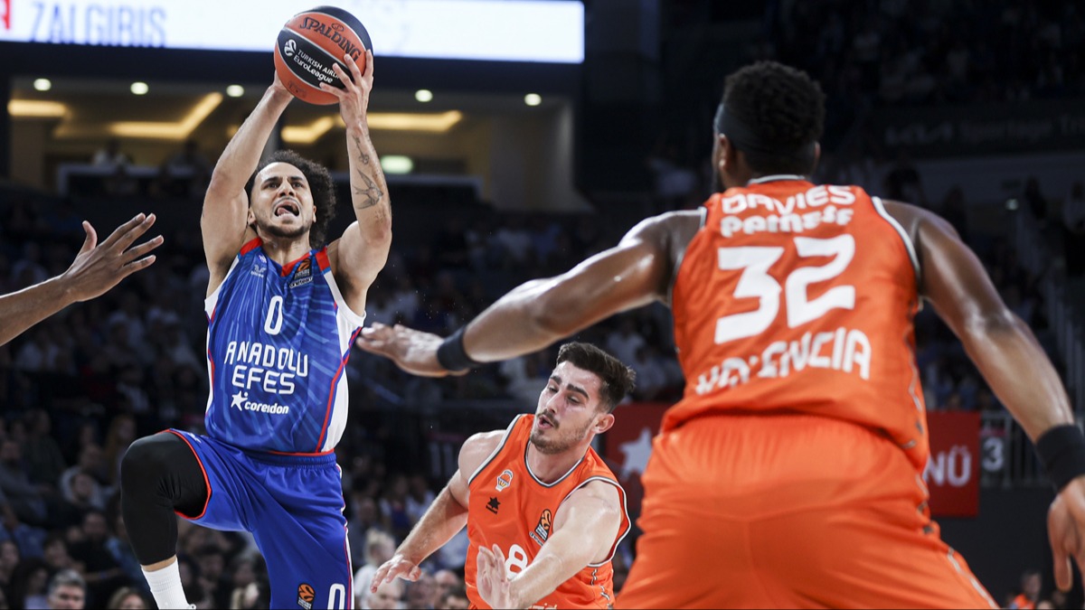 Anadolu Efes evinde Valencia'y malup etti