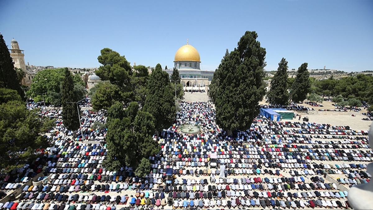 Mescid-i Aksa'da snrl sayda kiiyle cuma namaz klnd