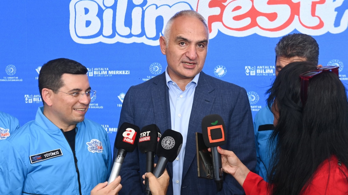 Bakan Ersoy, Antalya Bilim Festivali'ni ziyaret etti