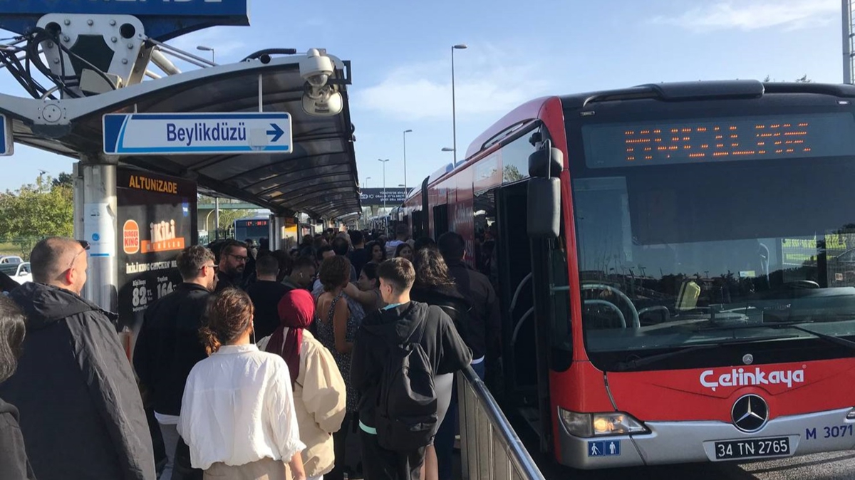stanbullunun bitmeyen ilesi: Metrobs arzas sonras kuyruk olutu