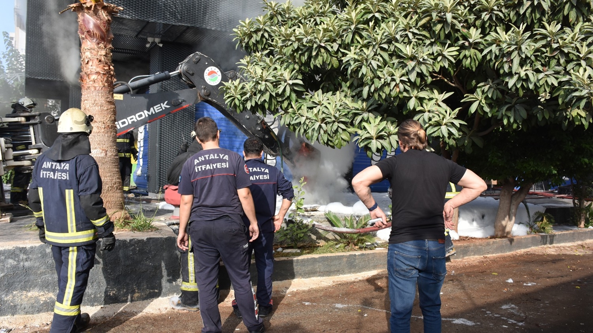 Antalya'da oto lastik deposunda yangın çıktı