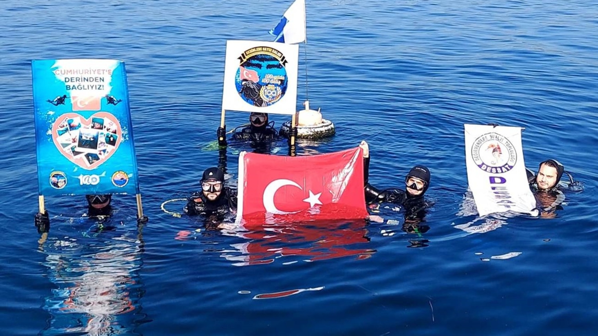 Cumhuriyet'in 100.ylnda zmit Krfezi'nde ''derinlere sayg'' dal