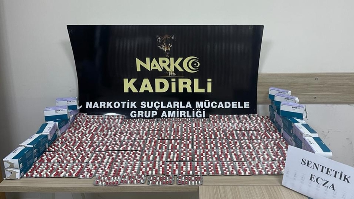 Polisin durdurduğu araçtan bin 680 uyuşturucu hap çıktı