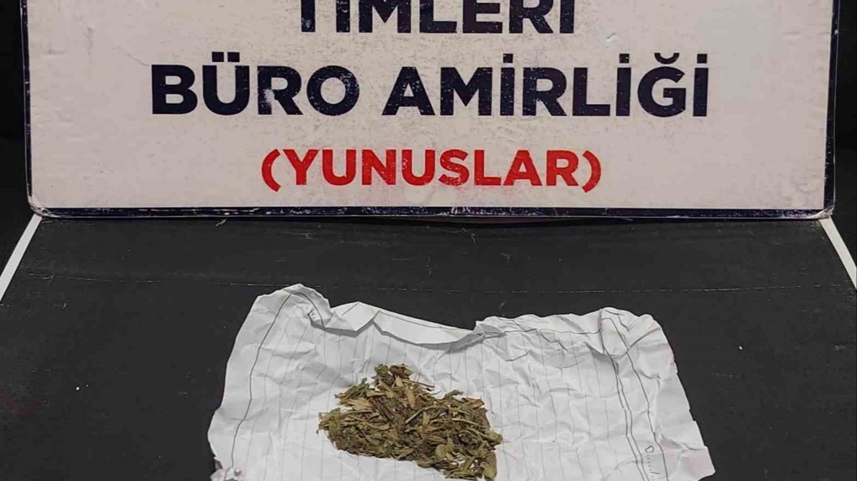 Ehliyetsiz sürücünün aracından uyuşturucu çıktı