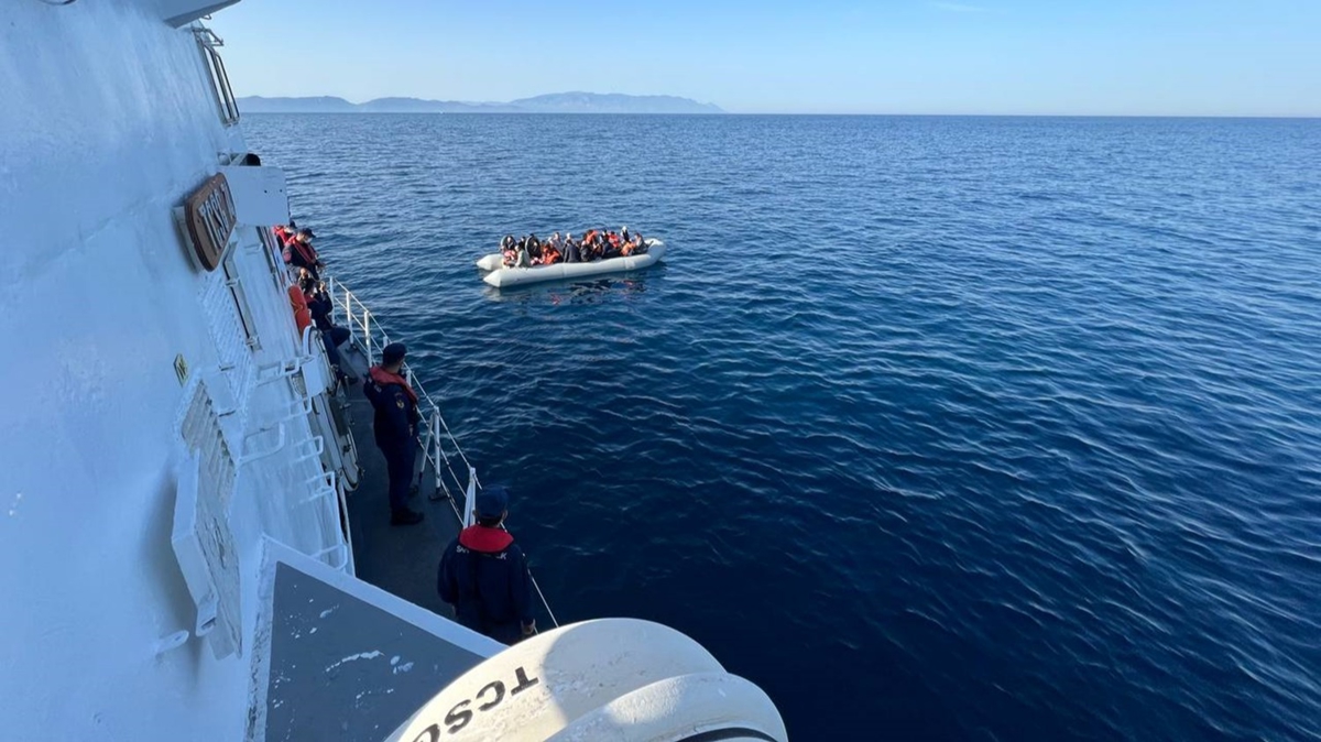 Kuadas'nda Yunanistan'n denize ittii 37 dzensiz gmen kurtarld