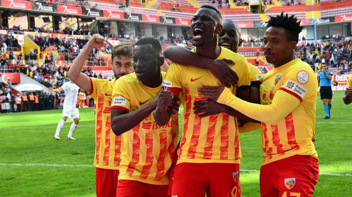Mame Thiam'dan inanlmaz performans! Son mata hat-trick yapt
