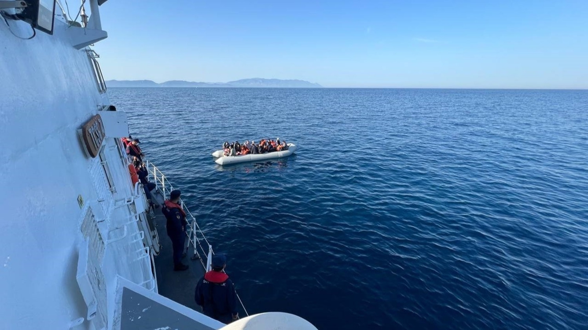Yunan unsurlarınca Türk karasularına geri itilen 37 düzensiz göçmen kurtarıldı