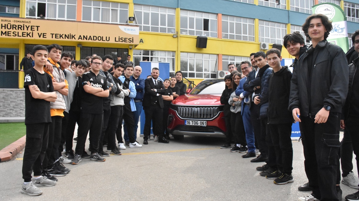 Bursa'da meslek lisesi rencileri Togg'u inceledi 