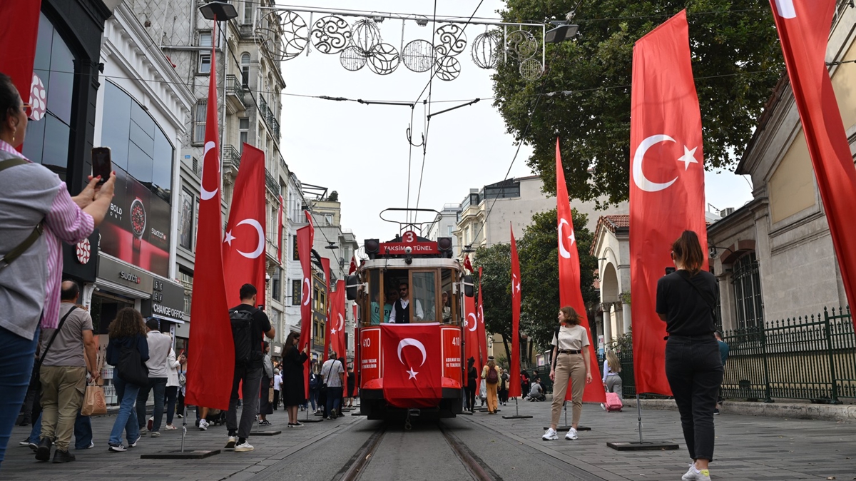 stiklal Caddesi Trk bayraklaryla donatld
