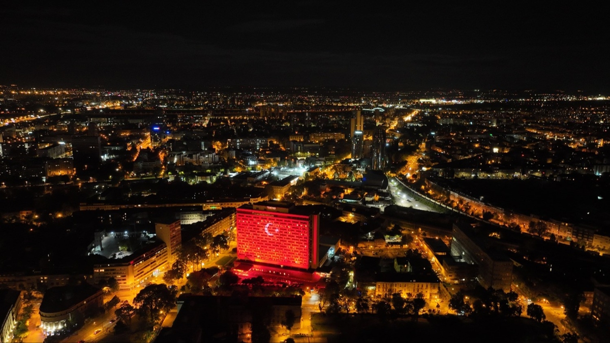Zagreb'deki en yüksek binalardan biri Türk bayrağı renkleriyle ışıklandırıldı