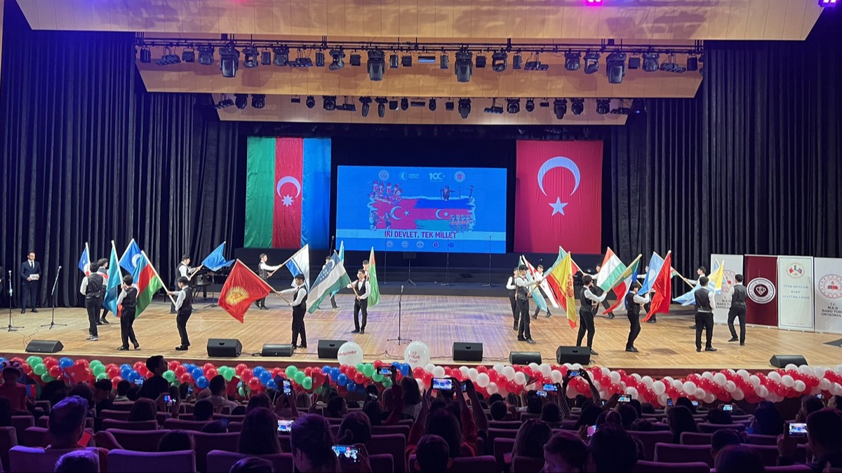 Cumhuriyeti'nin 100'nc yl Azerbaycan'da cokuyla kutland