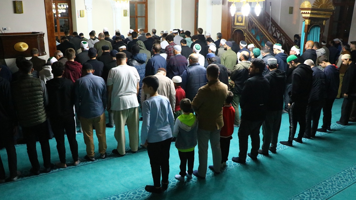 Sabah namazndan sonra Filistinliler iin dua ettiler