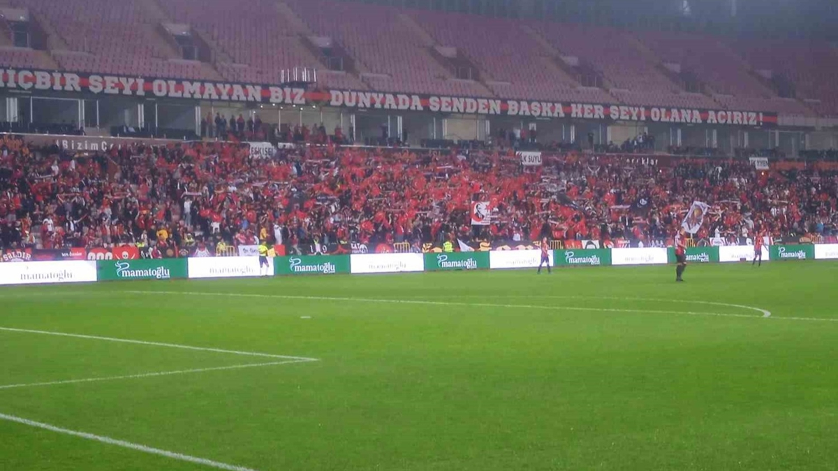Eskiehirspor tribnlerinde Cumhuriyetin 100'nc yl cokusu yaand