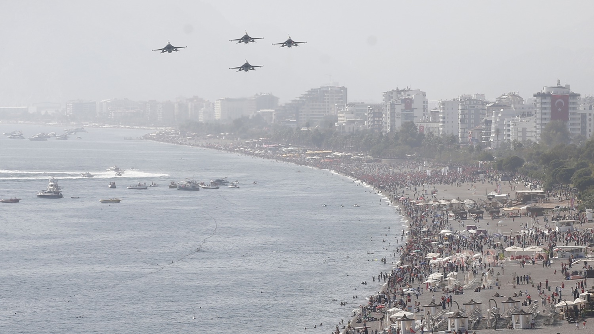 F-16 sava uaklar Antalya'da gsteri uuu gerekletirdi