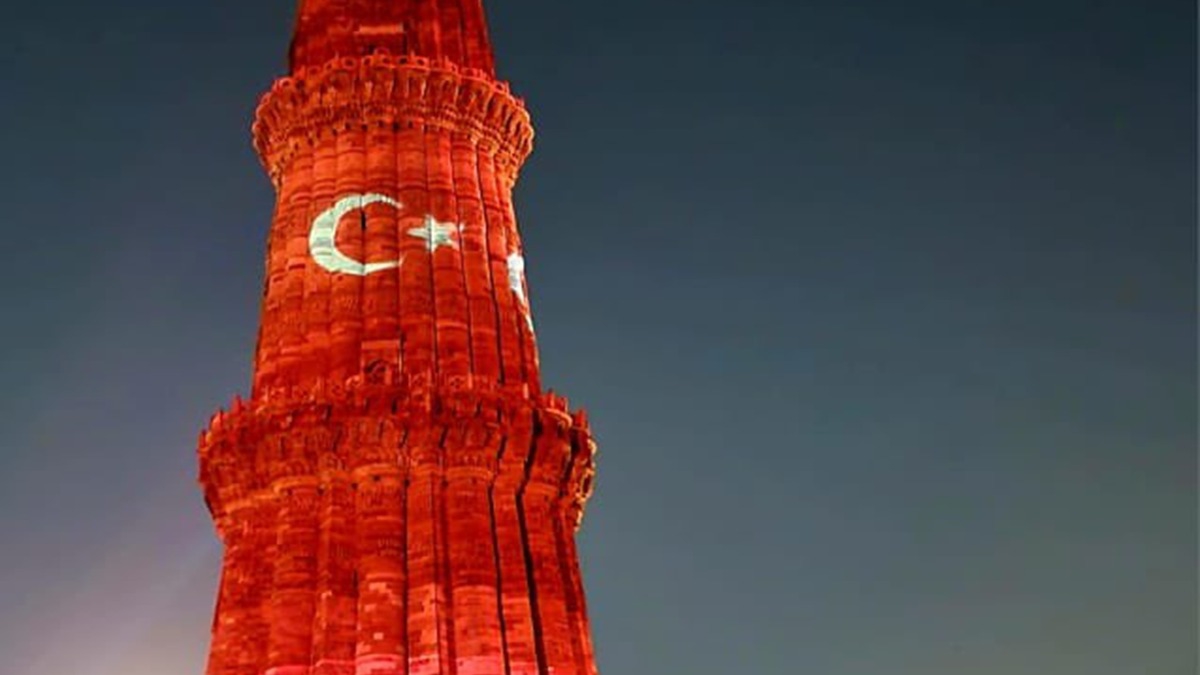 Kutub Minar, Türk bayrağının renkleriyle aydınlatıldı