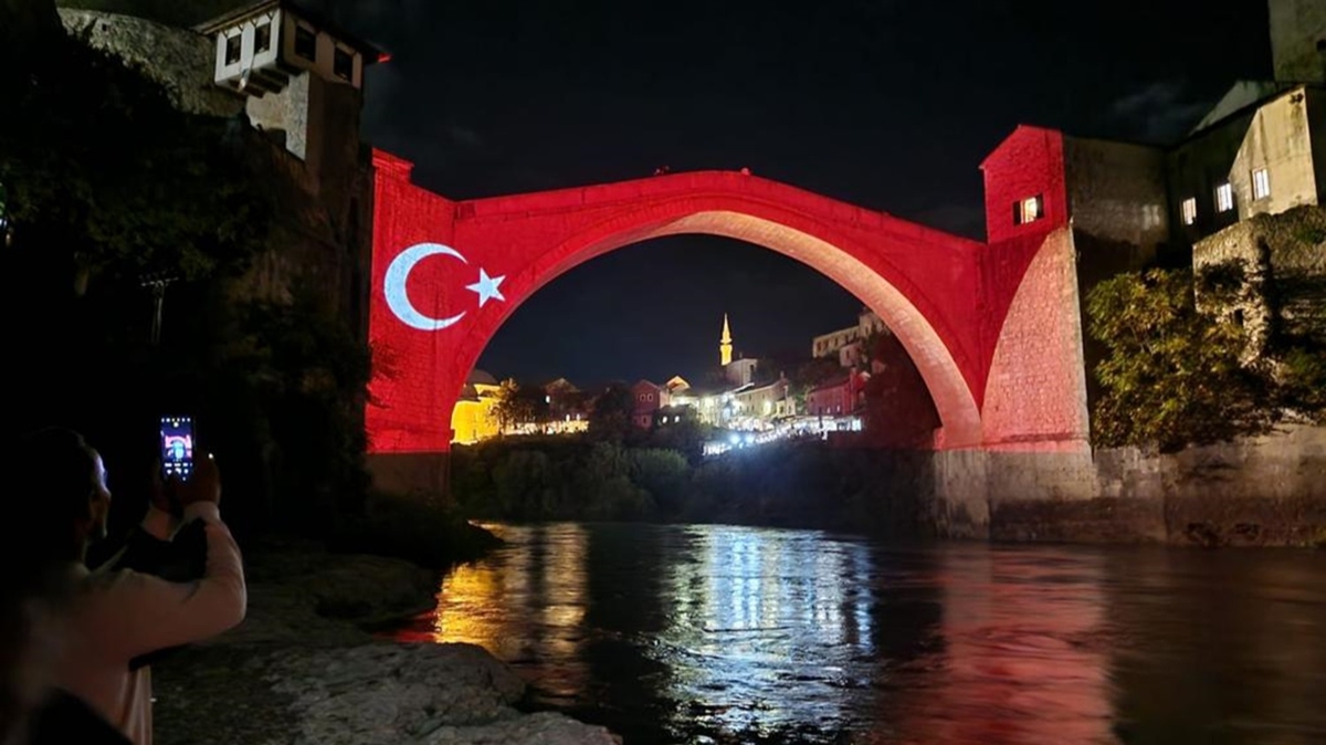 Mostar Köprüsü Türk bayrağının renklerine büründü