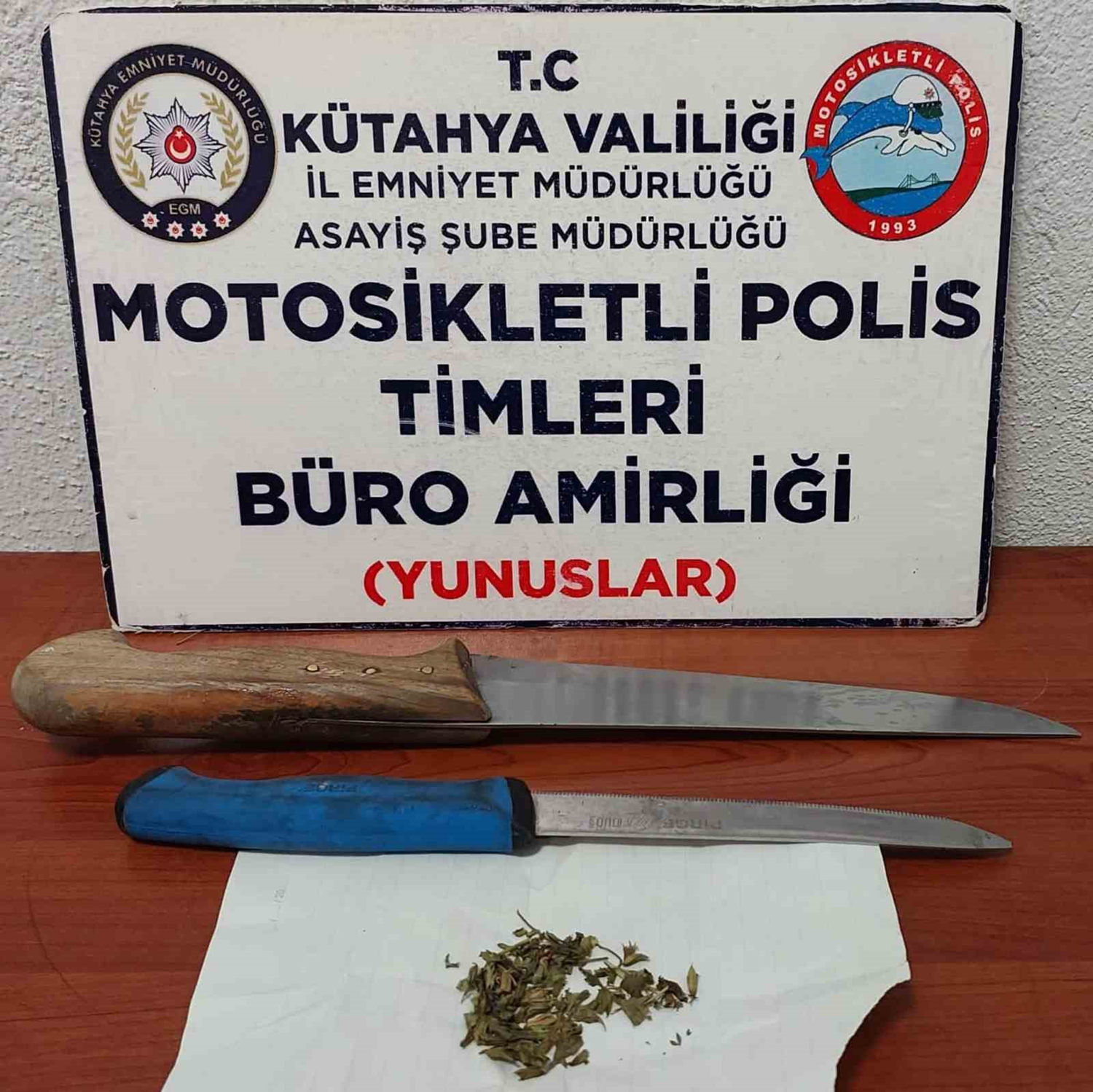 Polisin 'Dur' ihtar�na uymad�! Arac�ndan uyu�turucu ��kt�