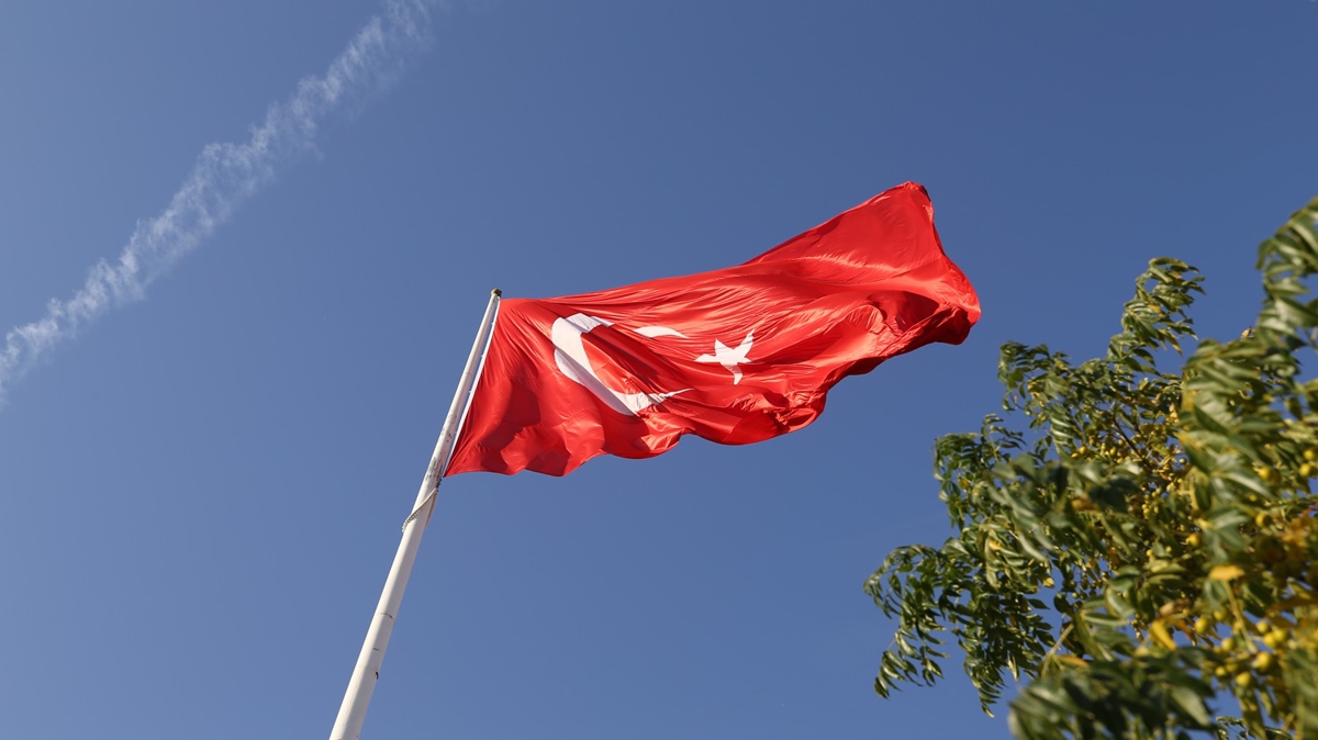 150 metrekarelik Trk bayra gndere ekildi