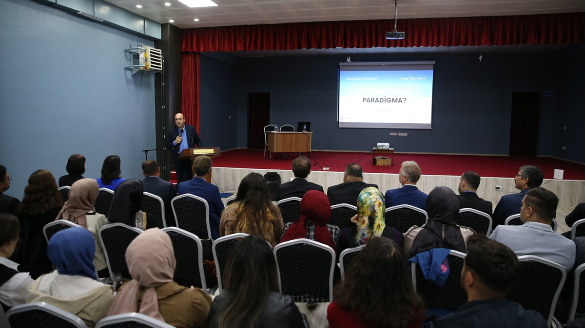 Bakan Tekin, seminere video konferansla katld