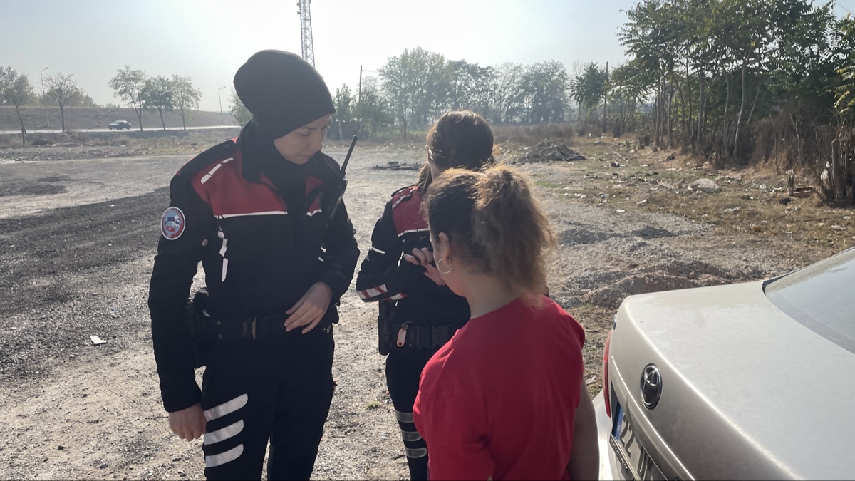 Polisten kaamadlar! 2 dzensiz gmen yakaland 