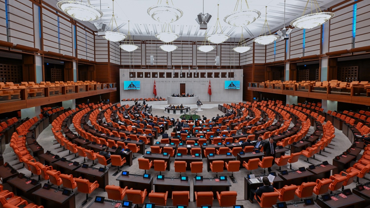 AK Parti: Anayasa'ya 'imar affı yapılamayacağına' ilişkin düzenlemeyi hep beraber getirelim