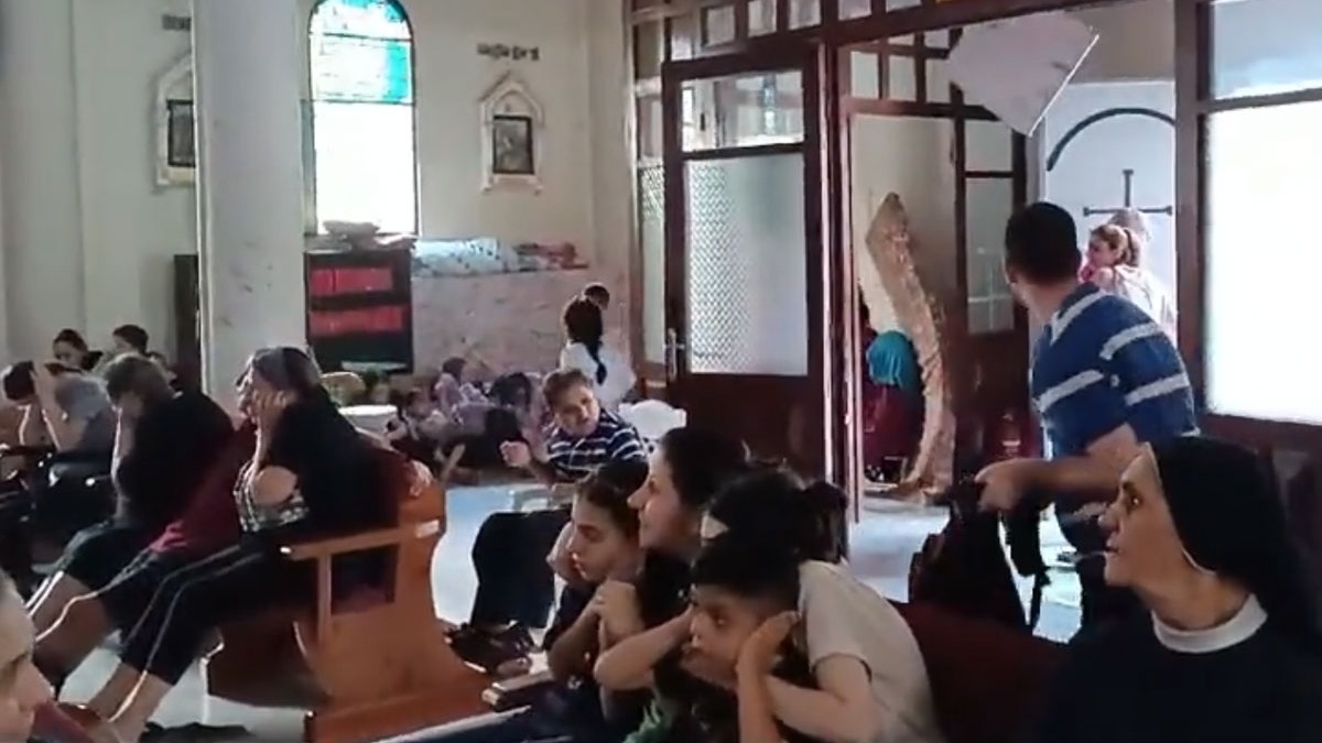 İsrail'in saldırısı sırasında kilisede büyük korku! Görüntüler ortaya çıktı