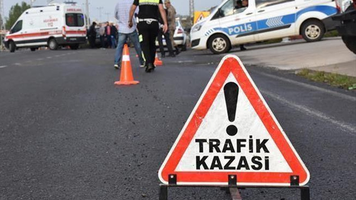 zmir'de feci kaza! Otomobille motosiklet arpt: 3 l