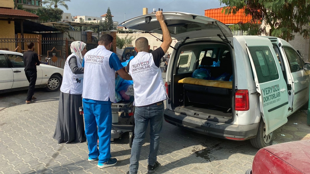 Yeryüzü Doktorları Gazze'de temel ihtiyaç malzemesi dağıtıyor 