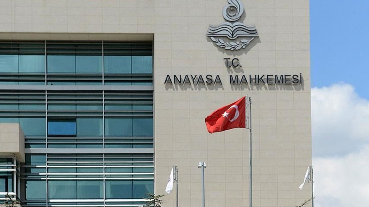 AYM'den ismini deitiren kiinin diplomas hakknda dikkat eken karar
