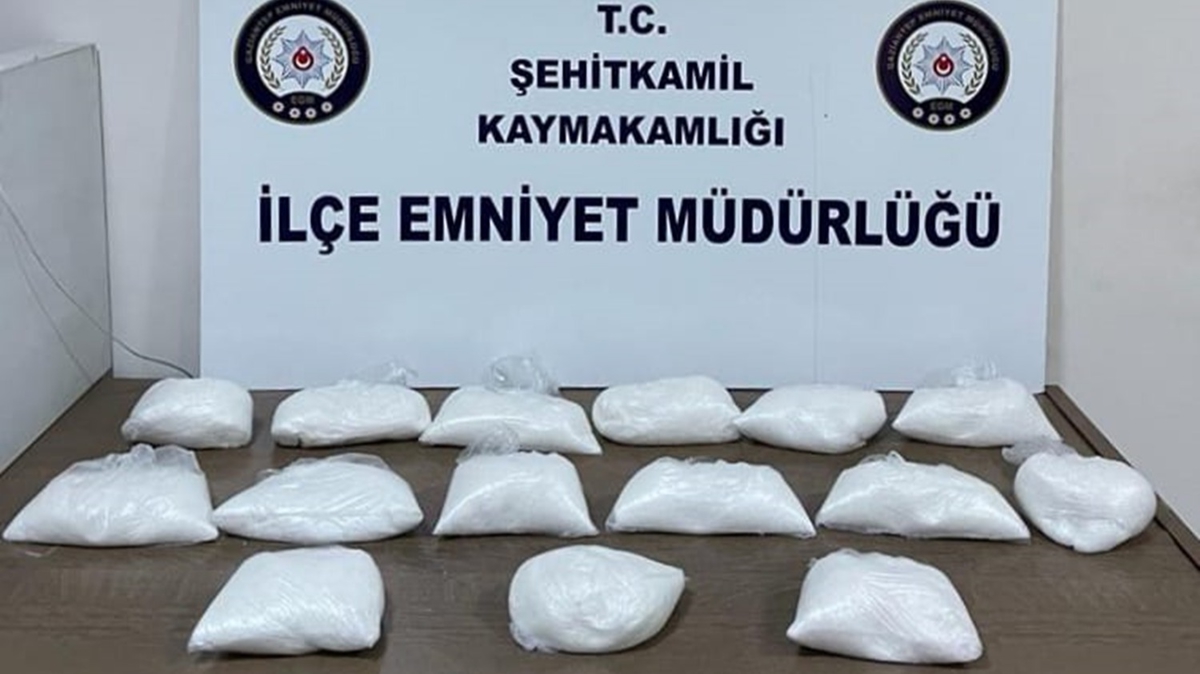 Durdurulan pheli arata 14 kilo 950 gram uyuturucu bulundu
