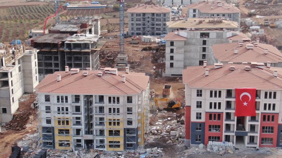 Deprem konutları yükseliyor! Hassa'da yıl başında teslimata başlanacak 