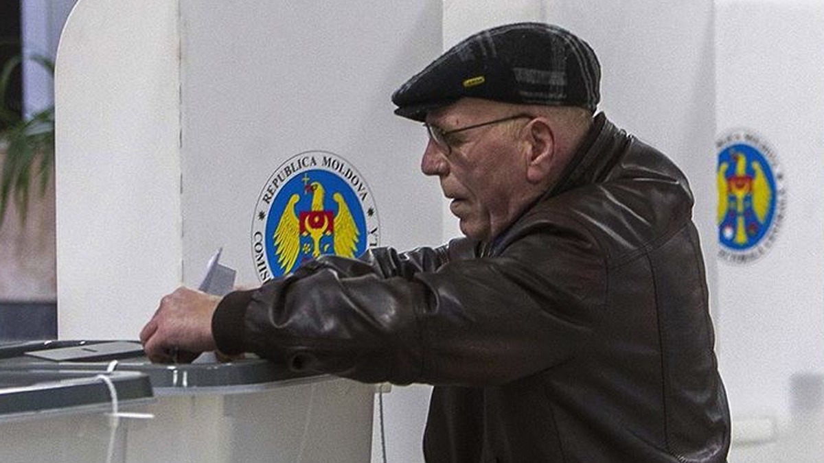 Moldova'da halk sanda gidiyor 