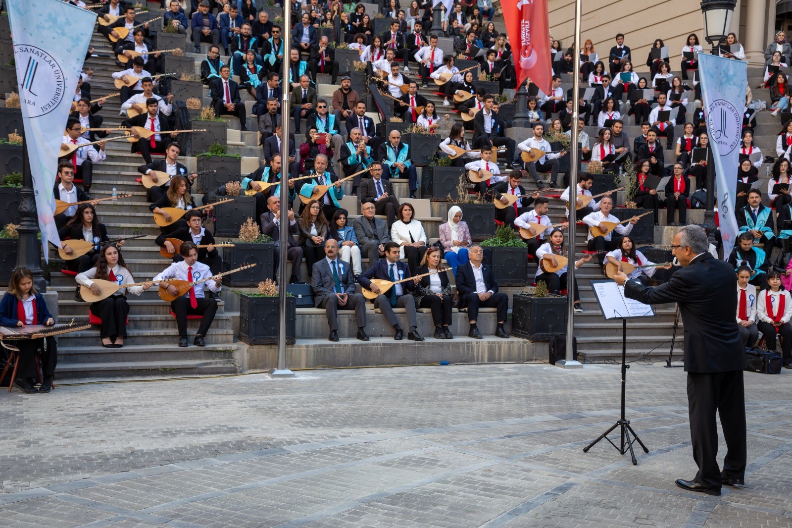 Ankara M�zik ve G�zel Sanatlar �niversitesi'nin akademik y�l a��l��� A��k Veysel t�rk�leri ile yap�ld�