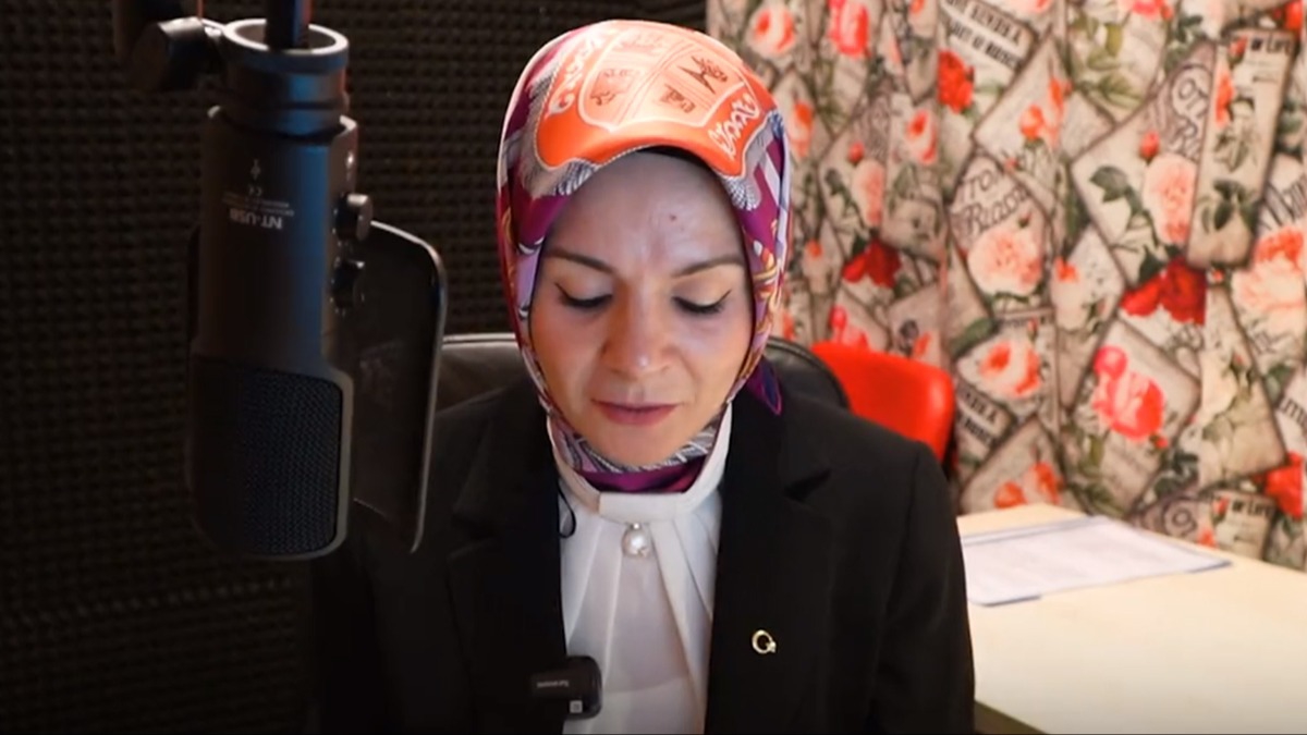 Bakan Gkta ocuklar iin kitap seslendirdi