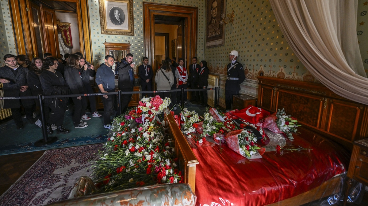 Atatürk, Dolmabahçe Sarayı'ndaki odasında törenle anıldı