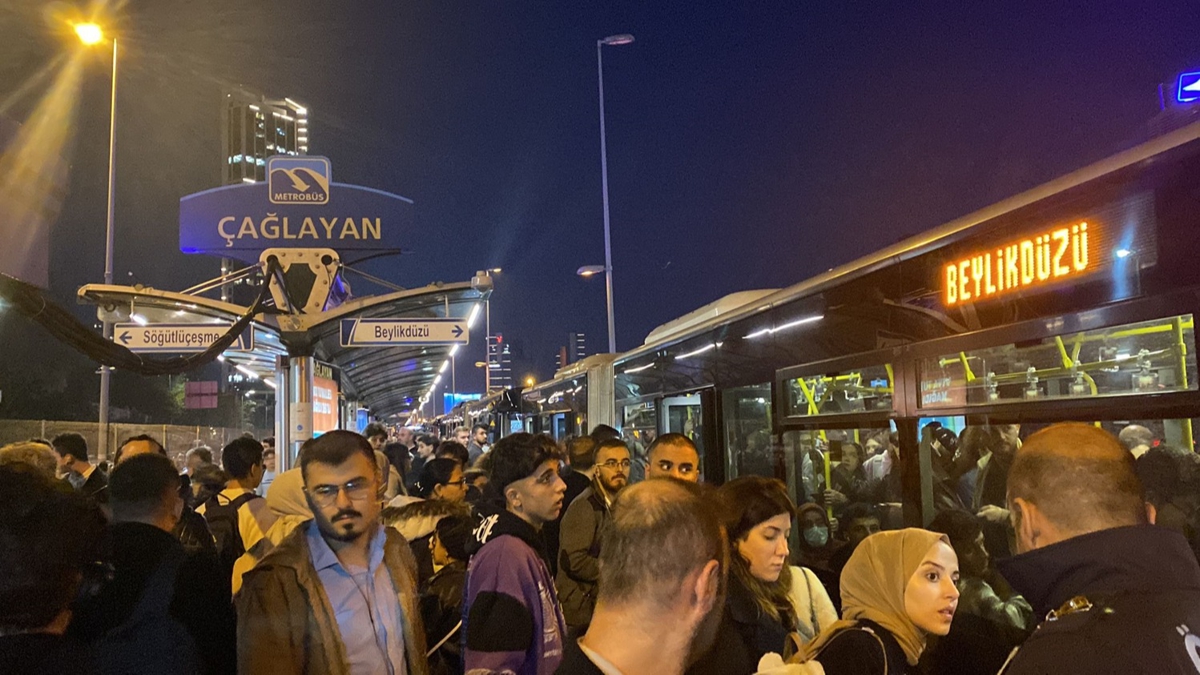İBB ulaşımda yine sınıfta kaldı! Metrobüs arızalandı, seferler aksadı 