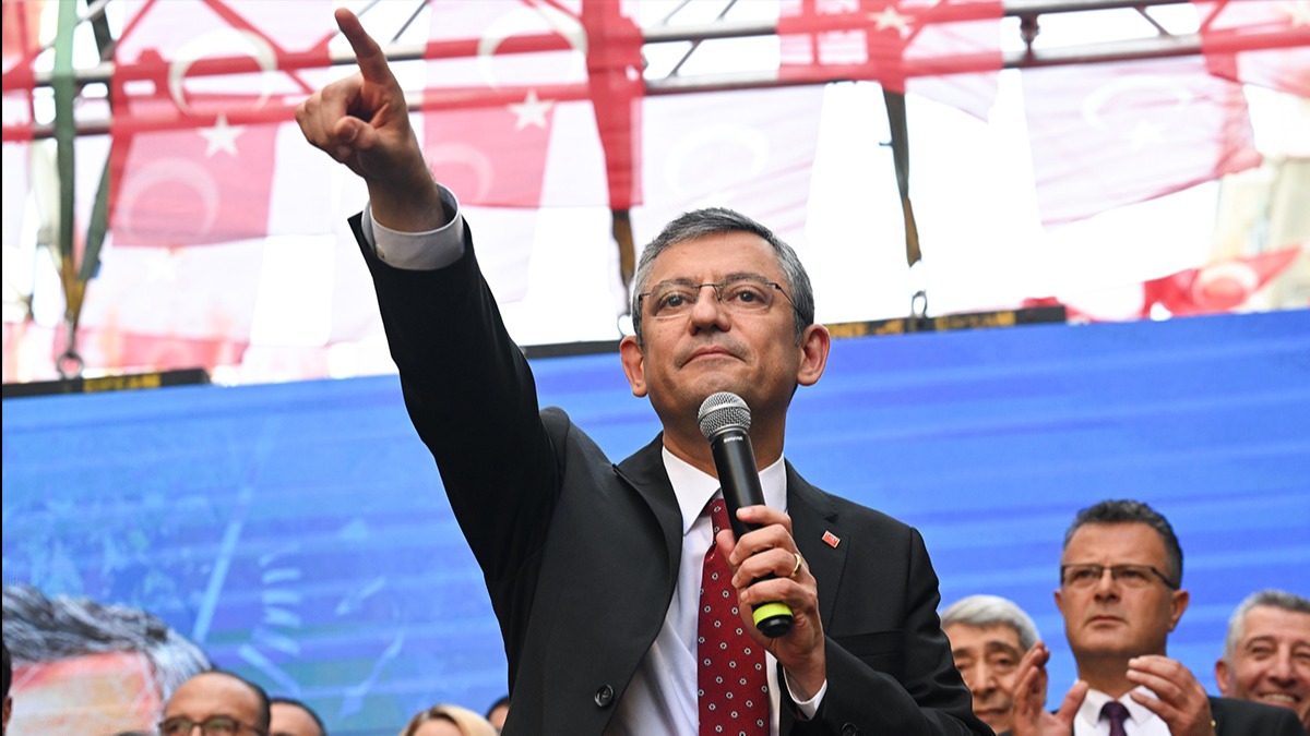zgr zel'in ilk mitinginde gerilim! Sahneden kovdu 